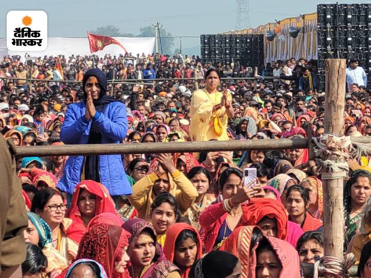 सुबह से ही बागेध्वर धाम वाले धीरेंद्र शास्त्री की बातों को सुनने के लिए लोग पंडाल में अपनी जगह ले चुके हैं।