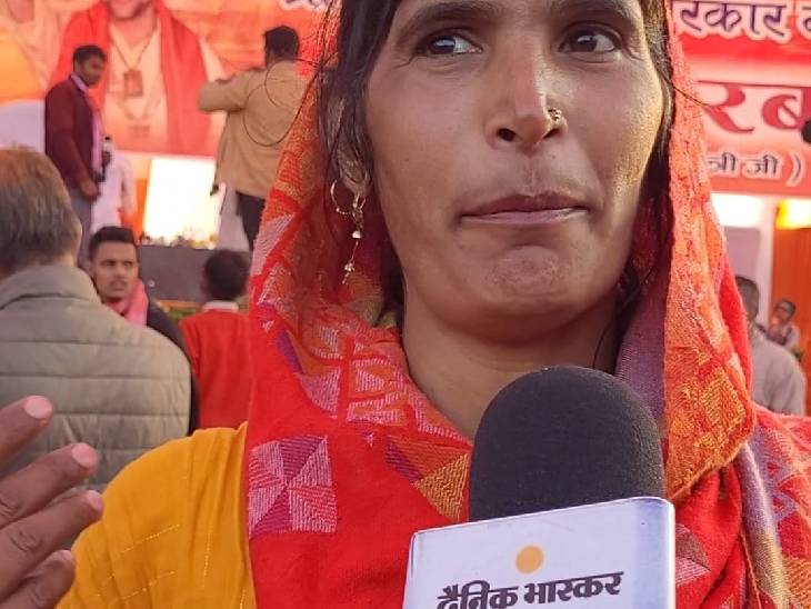 सुदेश पिछले 3 महीने से इस इंतजार में थीं कि एक न एक दिन उनकी भी अर्जी सुनी जाएगी। जब उन्हें धीरेंद्र शास्त्री ने बुलाया तो वह भावुक हो गईं।