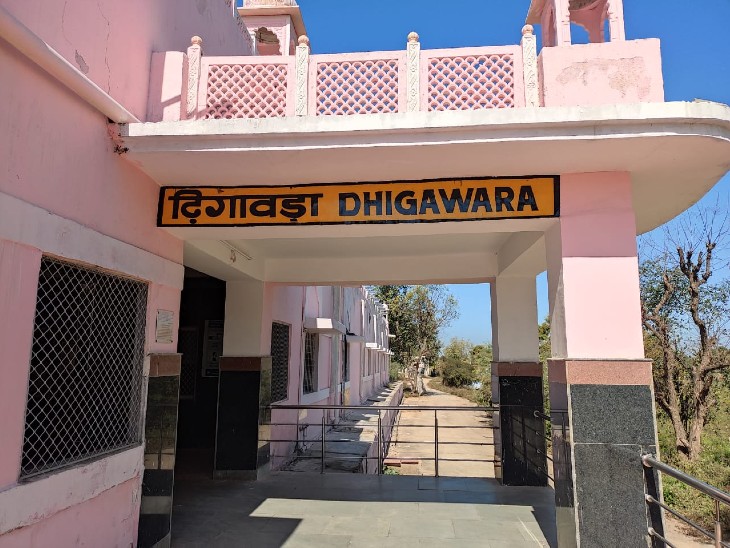 स्कूली छात्रा को लेकर ट्रेन के सामने कूदा टैंपो ड्राइवर:11वीं की छात्रा थी; रात 2 बजे वारदात, शवों के कई टुकड़े