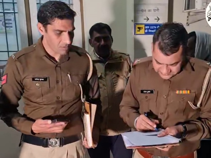 रात को मौके पर पहुंच कर जांच करती पुलिस।