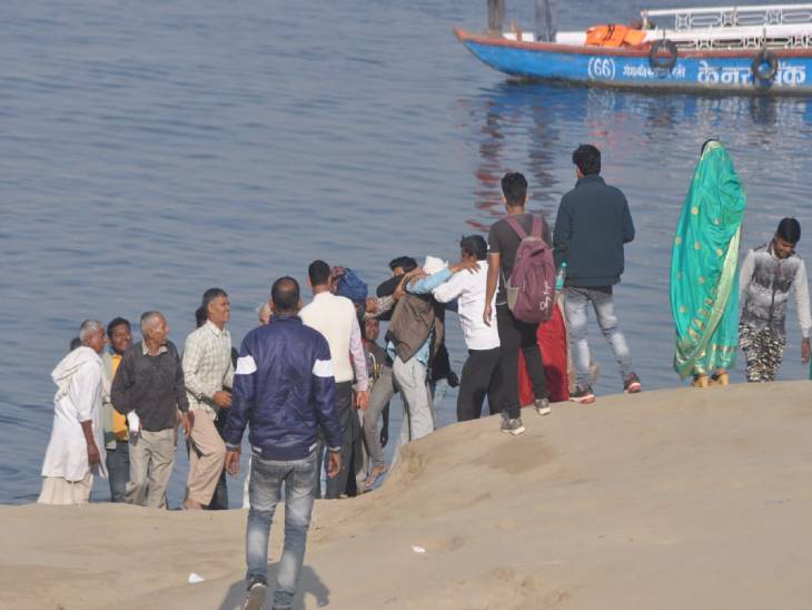 अस्सी घाट पर करीब 15 मिनट तक अफरा-तफरी का माहौल रहा।