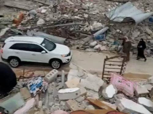 तुर्कियो में आए भूकंप के बाद का ये वीडियो सोशल मीडिया पर वायरल हो रहा है। इसमें तबाह हुई इमारतें दिख रही हैं।