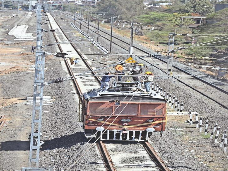 OHE line work going on on the second line of the railway, 5 workers ...