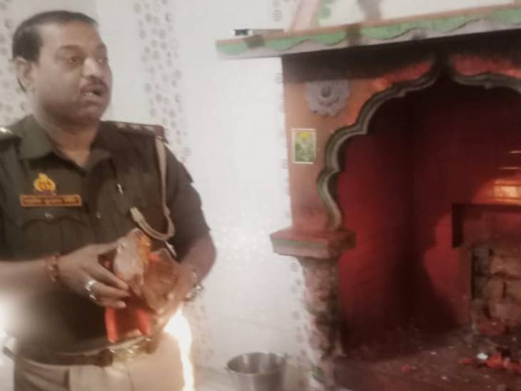 वाराणसी के चौबेपुर थाना अध्यक्ष ने मंदिर में जांच की बात कही।