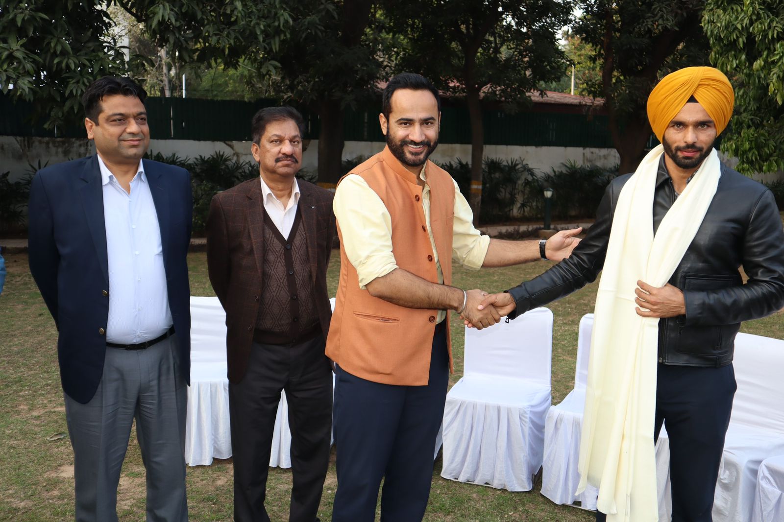 पंजाब के खेल मंत्री गुरमीत सिंह मीत हेयर हॉकी खिलाड़ी को सम्मानित करते हुए।