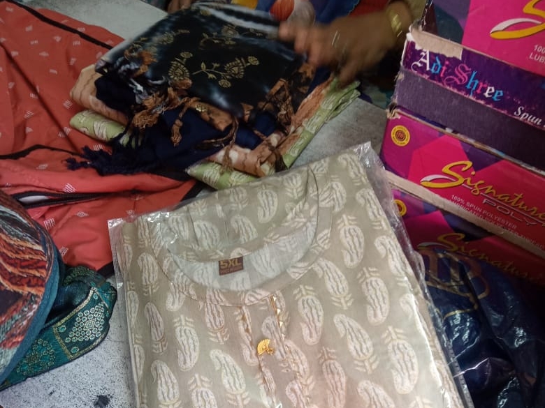 परिवार का कहना है, लड़की कपड़े छोड़कर बाकी सारा सामान ले गई है।