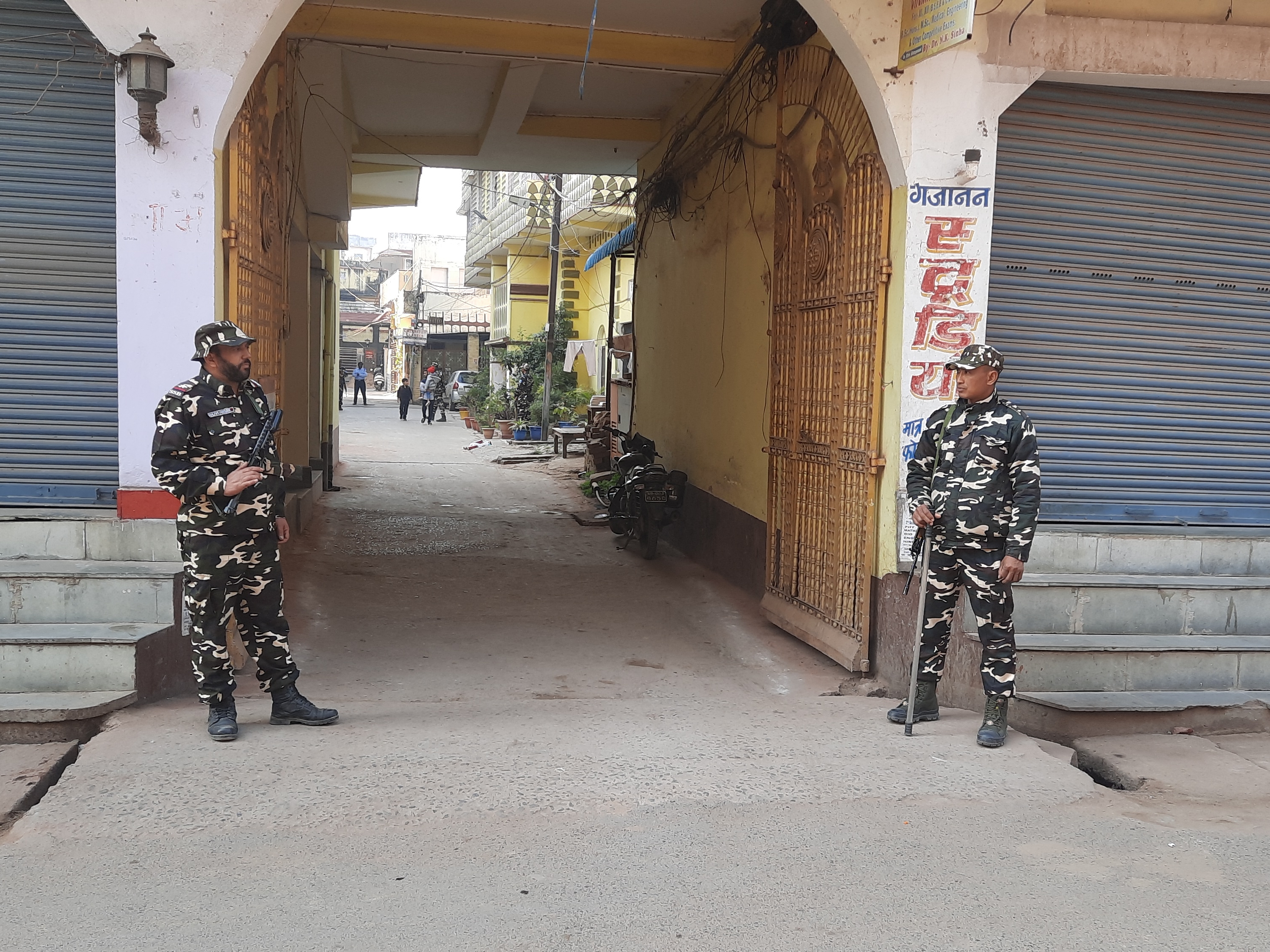 छापेमारी के लिए पहुंची टीम।