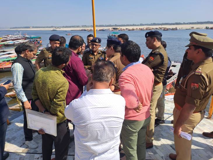 राष्ट्रपति दौरे के मद्देनजर काशी के घाटों से अतिक्रमण हटवाने और साफ-सफाई पर अधिकारियों से बात करते पुलिस कमिश्नर।