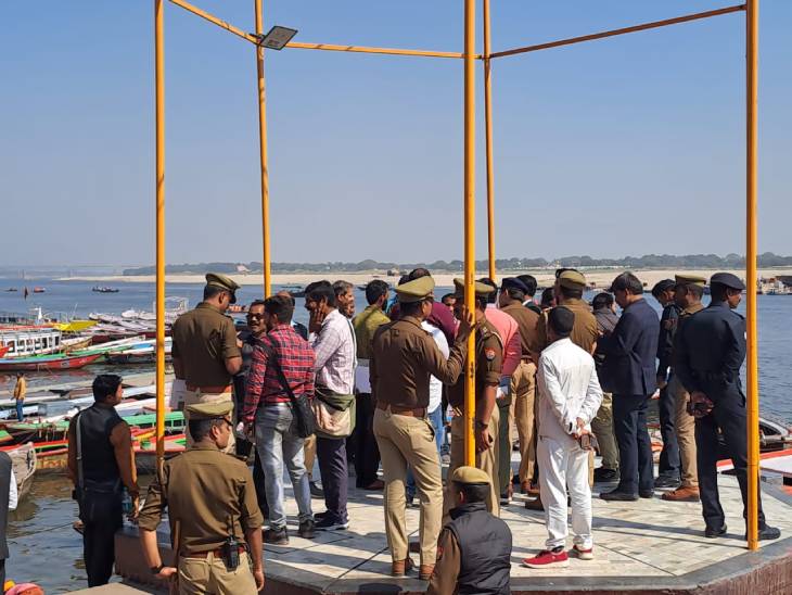 दशाश्वमेध घाट पर इसी जगह से राष्ट्रपति द्रौपदी मुर्मू गंगा आरती निहारेंगी। यहां पर सजावट का काम चल रहा है।