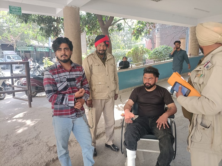 जालंधर सिविल अस्पताल में भिड़े दो गुट: फायरिंग करने के आरोपियों का मेडिकल कराने पहुंची थी पुलिस 2 गोलियां चलाने वाले गिरफ्तार किए गए दोनों आरोपी