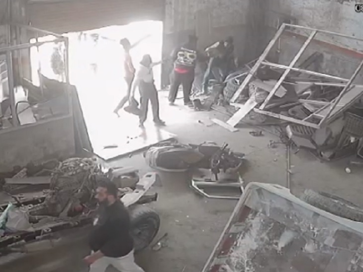 वर्कशॉप मे तोड़फोड़ करते युवक सीसीटीवी में कैद हो गए।