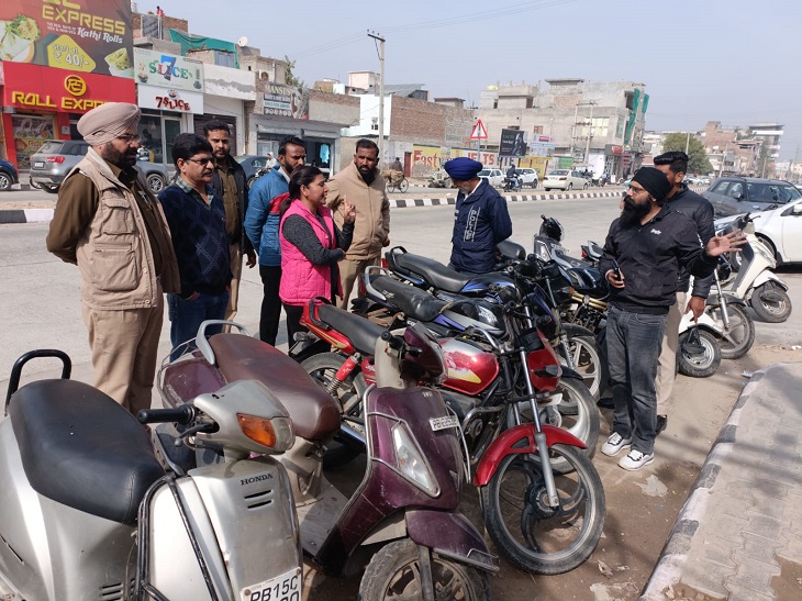 अबोहर में नगर निगम काअतिक्रमण हटाओ अभियान 2 रोड पर पार्क किए वाहनों को लेकर कार्रवाई करते हुए टीम।
