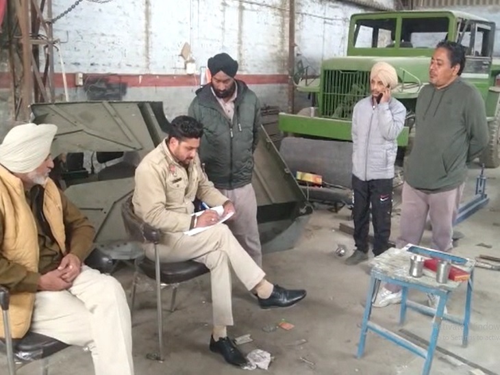 वर्कशॉप में तोड़फोड़ के बाद पहुंची पुलिस कार्रवाई करते हुए।