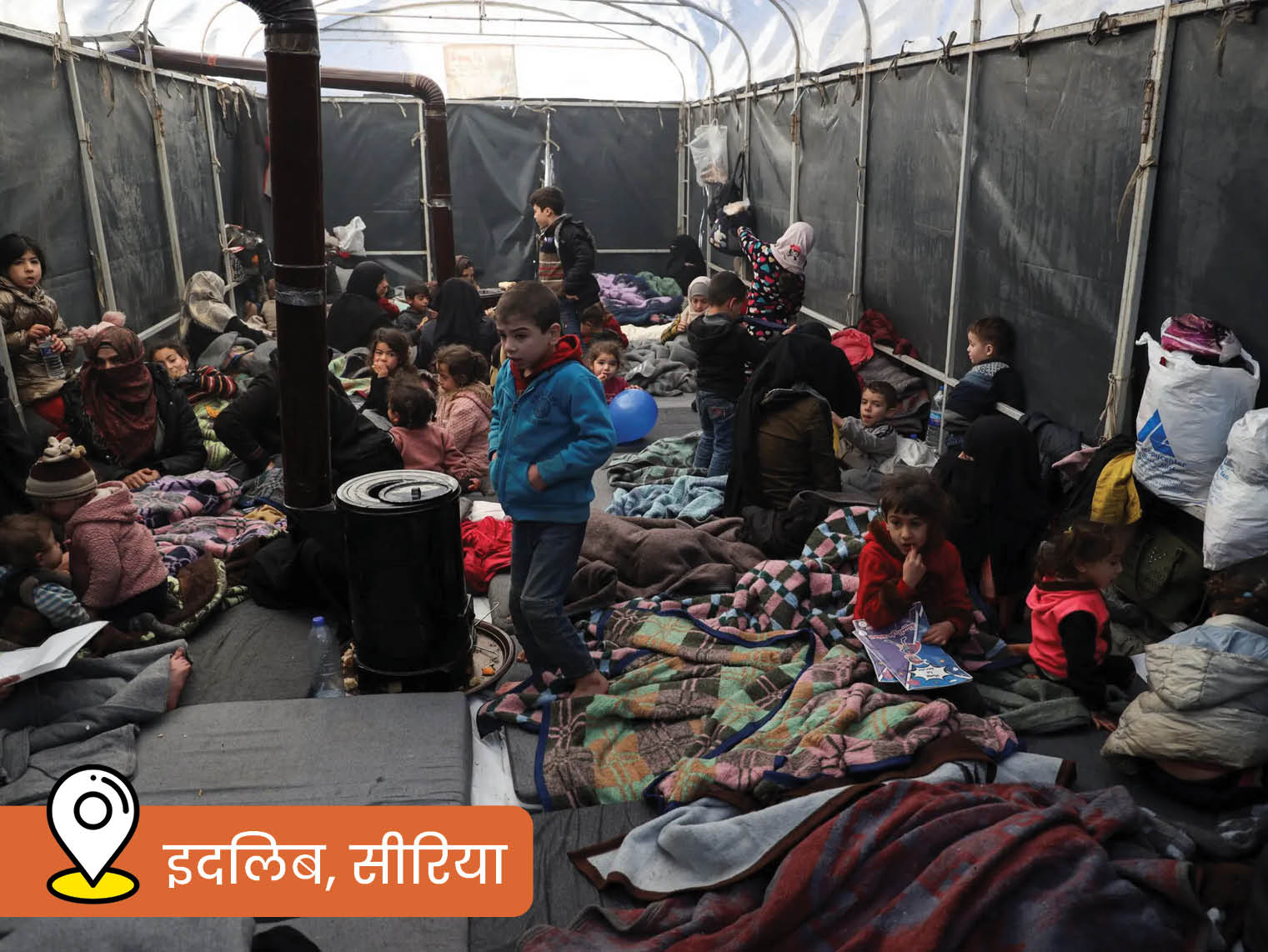 सीरिया के इदलिब शहर में बेघर हुए लोगों के लिए टेम्प्रेरी शेल्टर बनाए गए हैं।