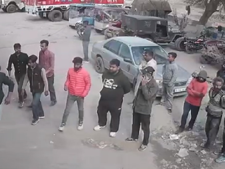 वर्कशॉप के बाहर खड़े युवक।