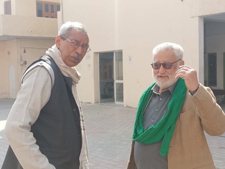 किसान नेता बैठक में जाते हुए।