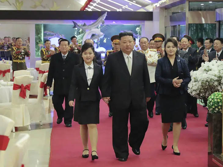 North Korean leader Kim Jong-un visited the barracks of general-grade officers with his wife and daughter to mark the 75th anniversary of the founding of the armed forces.