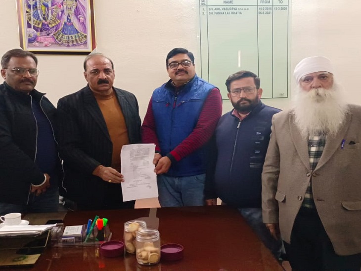 पठानकोट में पंजाबी भाषा को लेकर मेयर से बैठक: सरकार की गाइडलाइन पर दी जानकारी 2 पंजाबी को लागू करने को लेकर मेयर को पत्र सौंपते हुए।
