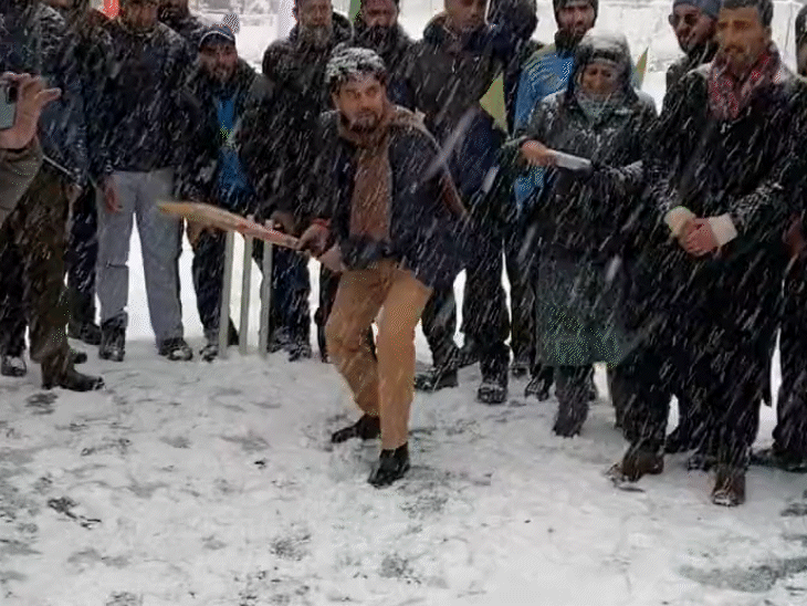 केंद्रीय खेल मंत्री अनुराग ठाकुर खेलो इंडिया विंटर गेम्स से पहले गुलमर्ग पहुंचे थे, यहां उन्होंने बर्फबारी के बीच क्रिकेट खेला।