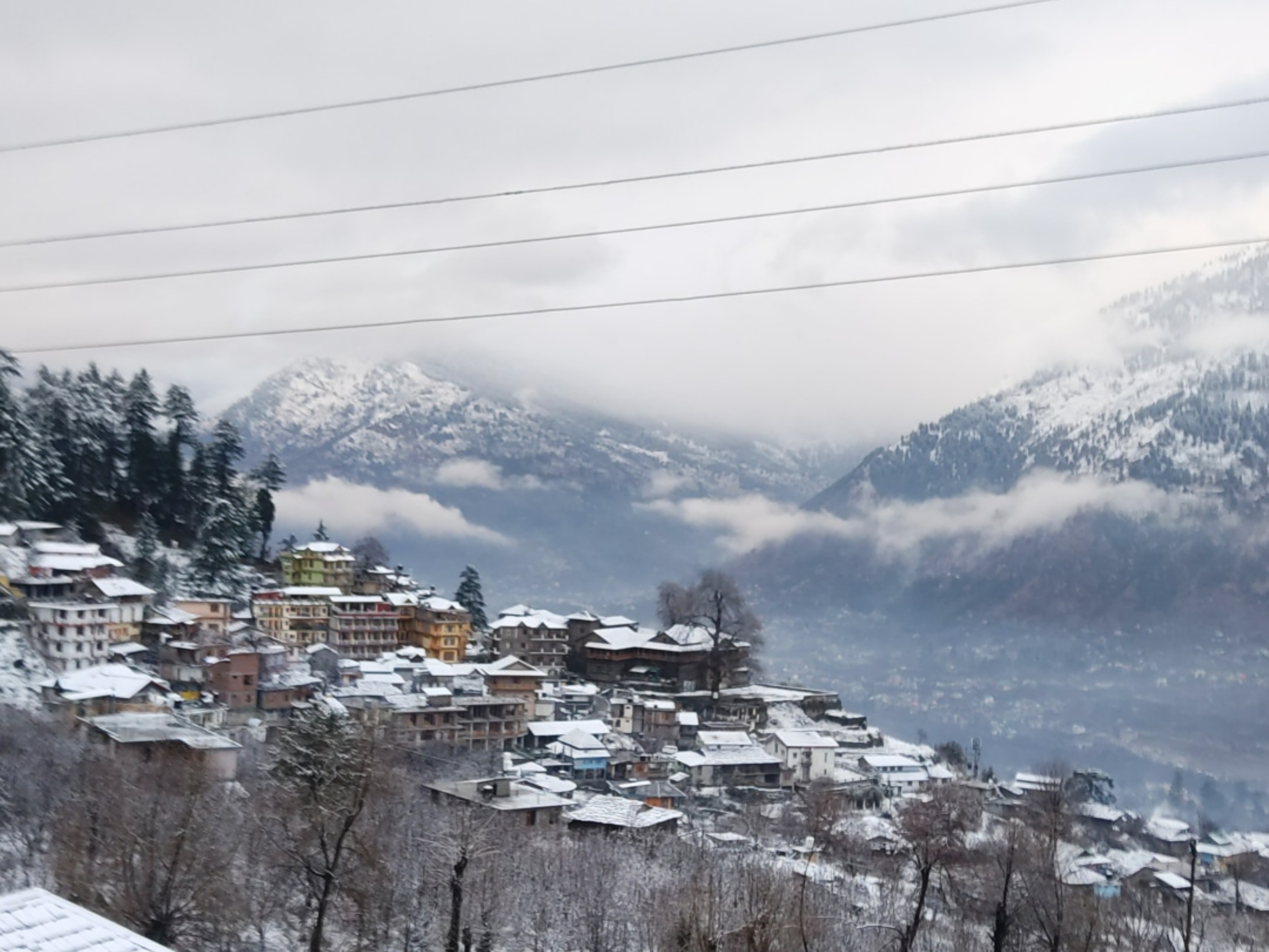 हिमाचल प्रदेश के कई इलाकों में बर्फबारी से मकानों की छतों पर सफेद चादर बिछ गई है।