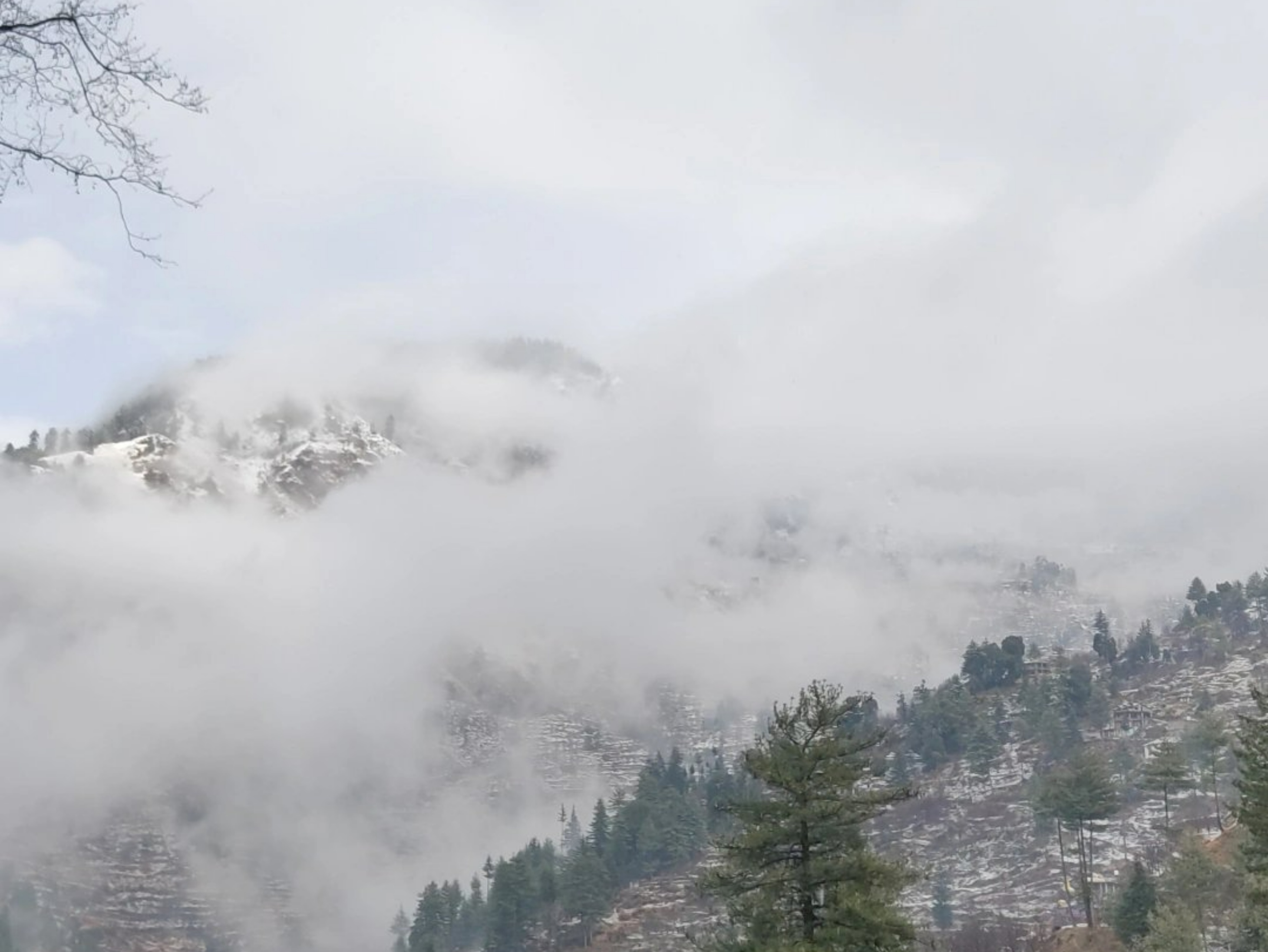 मौसम विभाग ने हिमाचल प्रदेश के कई इलाकों में बिजली गिरने का यलो अलर्ट जारी किया है।