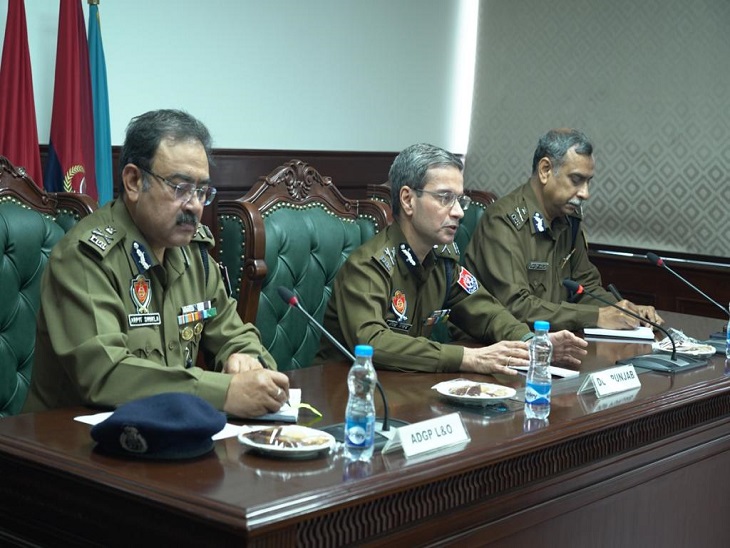 पंजाब और चंडीगढ़ DGP ने की संयुक्त मीटिंग: कोमी इंसाफ मोर्चा के हमले में दोनों ओर की पुलिस में... 2 मीटिंग के दौरान पंजाब और चंडीगढ़ के DGP व ADGP