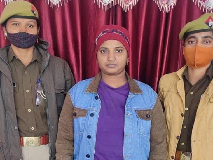 नीले रंग की जैकेट में अनिल रामदास घोड़के की पत्नी जार्ड संतन शाणी एश्वेरा उर्फ आयरन सैटर्न हेल है।