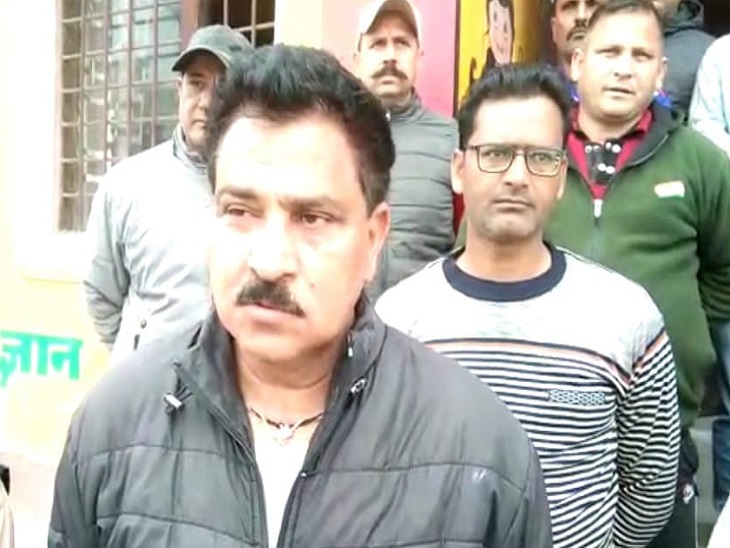 पठानकोट में स्कूली छात्रों को प्रताड़ित करने का मामला 2 गांव खड़करा थुथोवाल के सरंपच नरिंदर कुमार ने कहा कि यह रंजिश का मामला है, जिसे अलग रूप दिया जा रहा है।