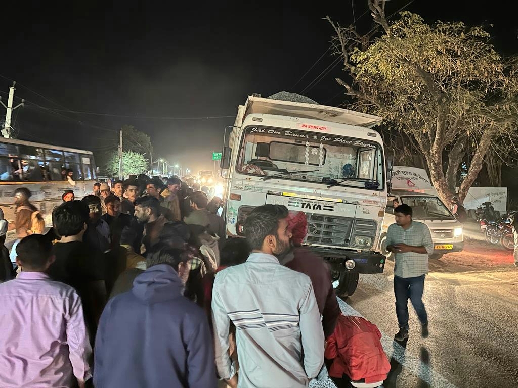 हादसा डीएसपी ऑफिस के आगे हुआ, जहां मौके पर भीड़ जुट गई
