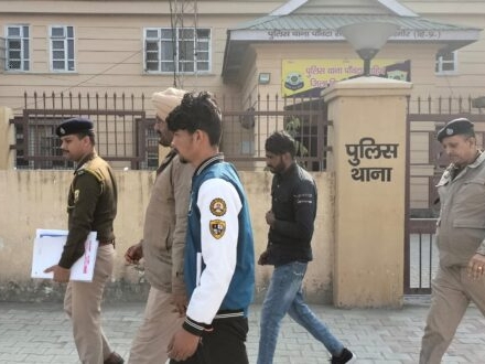 आरोपियों को अदालत में पेश करने ले जाती पुलिस। - Dainik Bhaskar