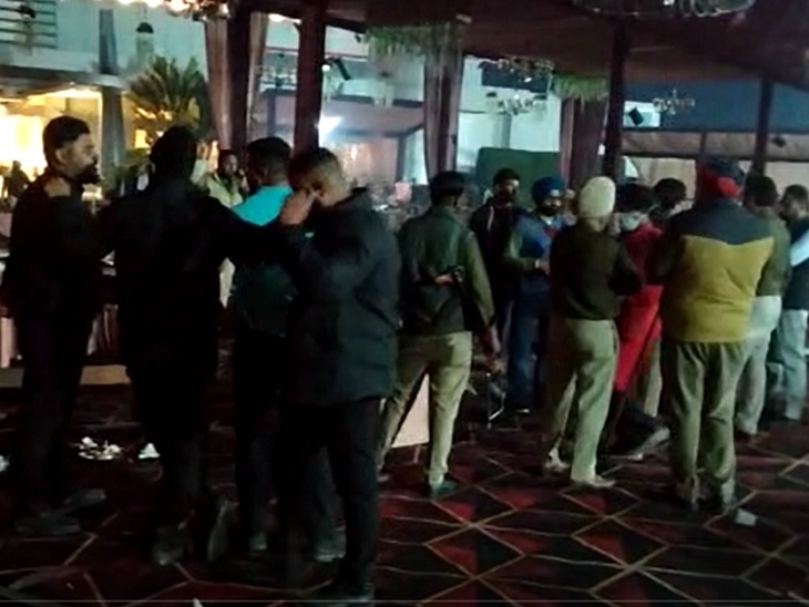 पंजाबी सिंगर अमृत मान के शो में बवाल: मोगा में दूल्हे के शराबी रिश्तेदारों का फोटो खिंचवाने को लेकर हंगामा 2 पैलेसे में पंजाब सिंगर के साथ फोटो खिंचवाने को लेकर दूल्हे के रिश्तेदारों ने हंगामा करना शुरू कर दिया। जिसके बाद अमृत मान बीच में ही वहां से निकल गए।