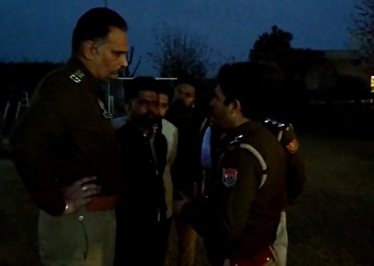 पंजाबी सिंगर अमृत मान के शो में बवाल: मोगा में दूल्हे के शराबी रिश्तेदारों का फोटो खिंचवाने को लेकर हंगामा 3 पैलेस में पंजाबी सिंगर अमृत मान के साथ हुए हंगामे के बाद ASP पुलिस बल के साथ मौके पर पहुंच गए।