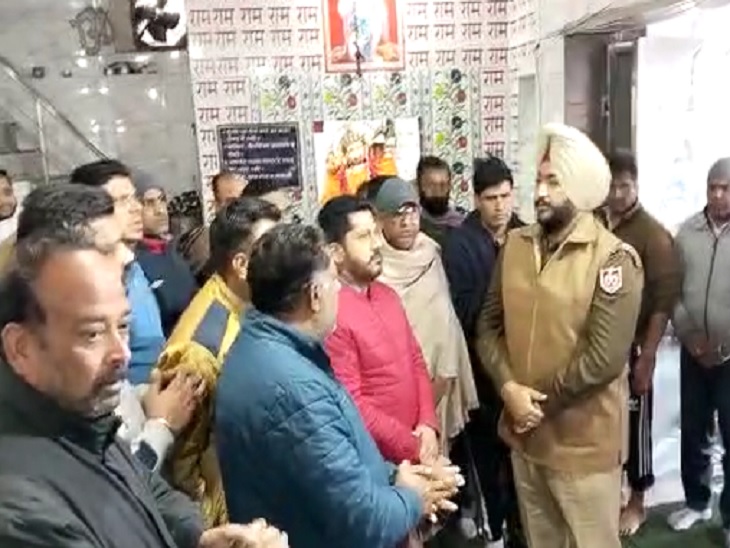 अमृतसर के हनुमान मंदिर में चोरी, पुलिस को 14 तक अल्टीमेटम 3 मंदिर कमेटी से बातचीत कर आश्वासन देते हुए पुलिस।