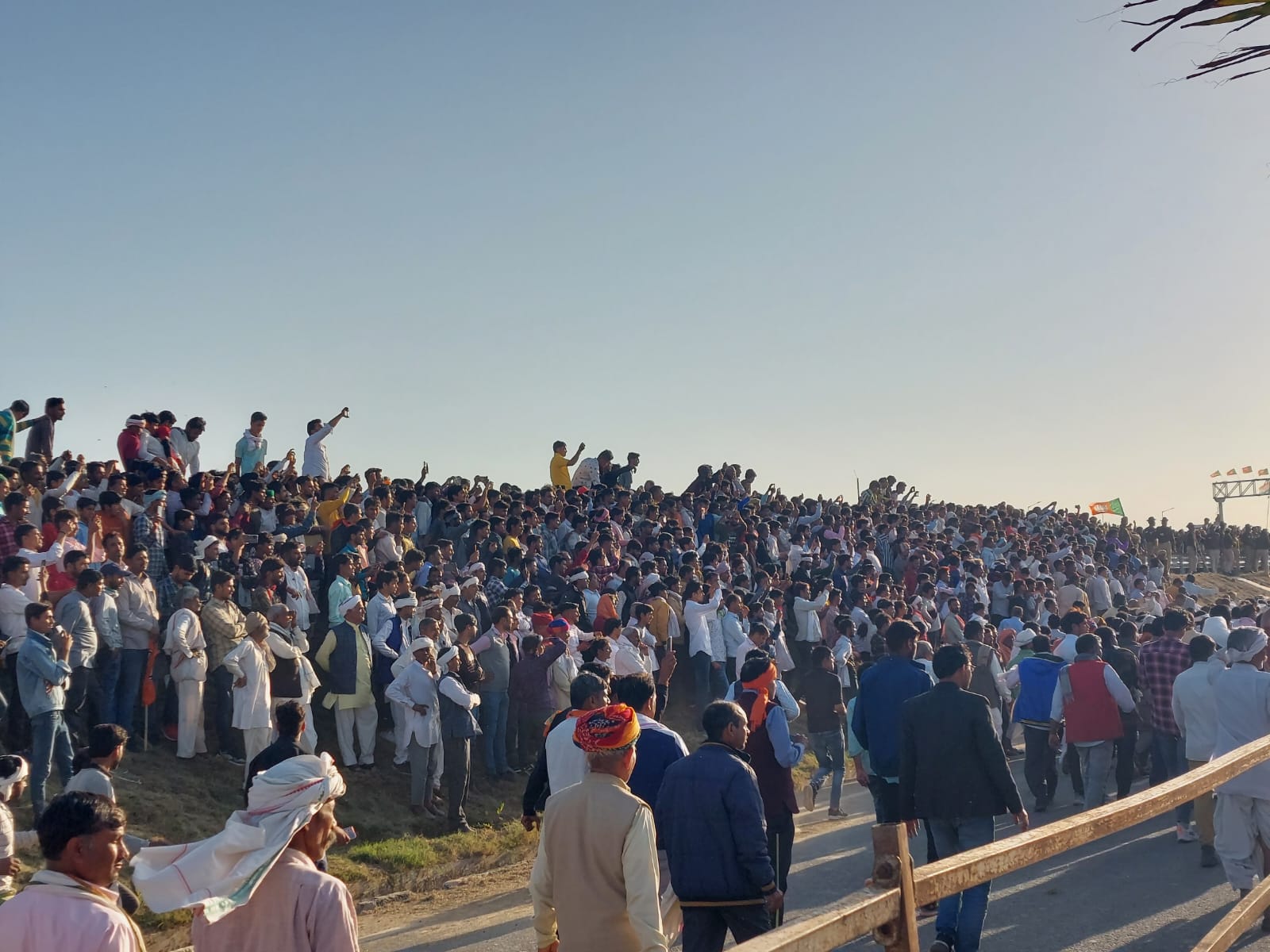 प्रधानमंत्री की सभा में शामिल होने आए लोग।