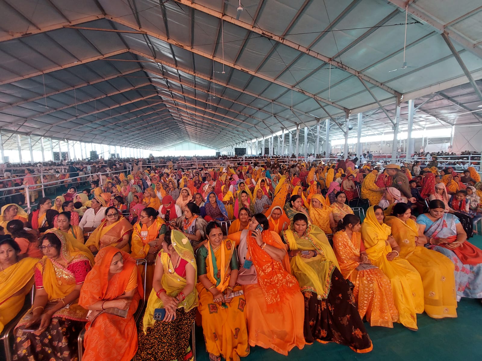 कार्यक्रम में बड़ी ताताद में बीजेपी की महिला कार्यकर्ता शामिल हुईं।