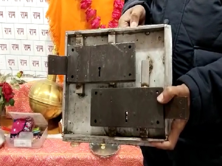 अमृतसर के हनुमान मंदिर में चोरी, पुलिस को 14 तक अल्टीमेटम 2 टूटी गुल्लक का लॉक दिखाते हुए।