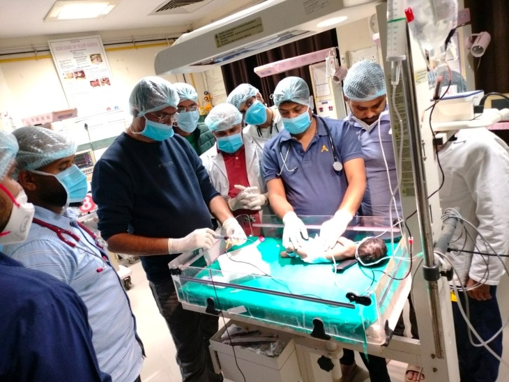 करौली में पहली बार 5 दिन की एक नवजात बच्ची के शरीर का पूरा खून बदलकर पीलिया रोग का उपचार किया। - Dainik Bhaskar