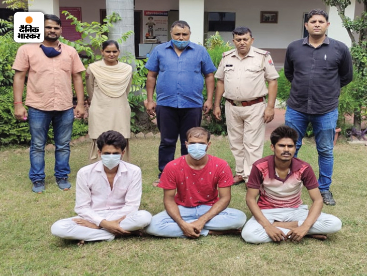 जयपुर की झोटवाड़ा पुलिस कि गिरफ्त में चोर। ये शातिर नशा खरीदने के लिए चोरी करते फिर उस गोल्ड को गिरवी रखकर लोन उठाते थे।