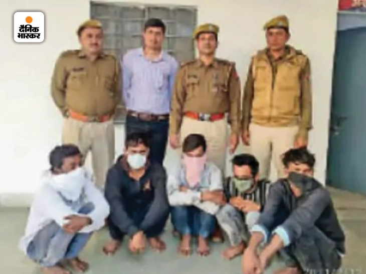 कोटा पुलिस की गिरफ्त में आरोपी। इन आरोपियों ने चुराया हुआ गोल्ड टुकड़ों में बांटकर अलग-अलग गोल्ड लोन उपलब्ध करवाने वाले बैंकों में गिरवी रखा था। ताकि किसी को शक नहीं हो।