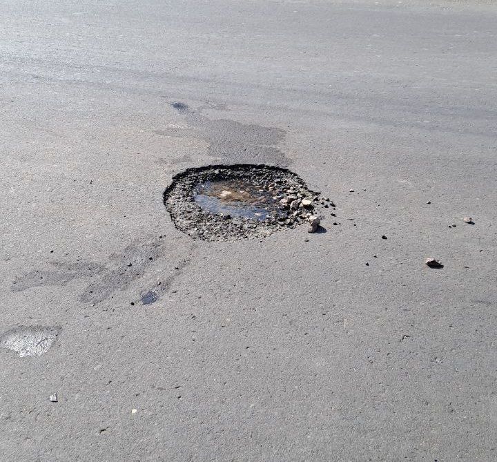 पाली के हाल ही में बनाई गई जोधपुर रोड पर हो गया गड्डा।