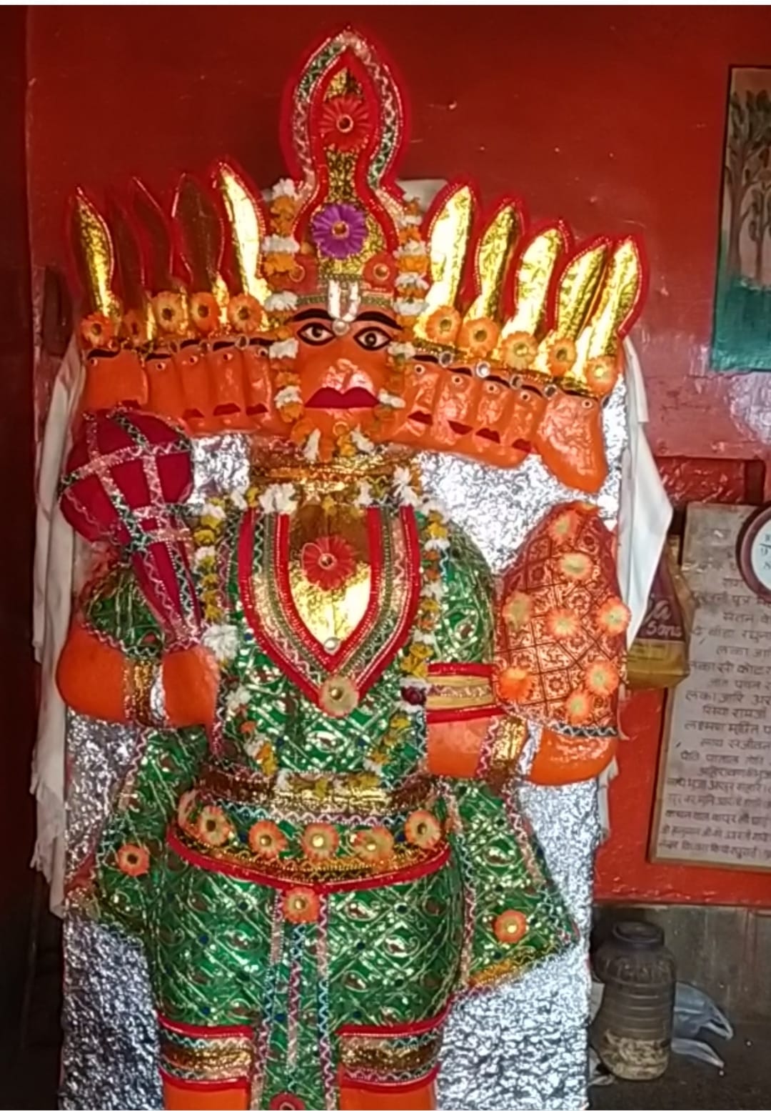 हनुमान मंदिर की मूर्ति जन सहयोग एवं पूर्व दस्यु रमेश सिकरवार द्वारा ग्वालियर से लाई थी।