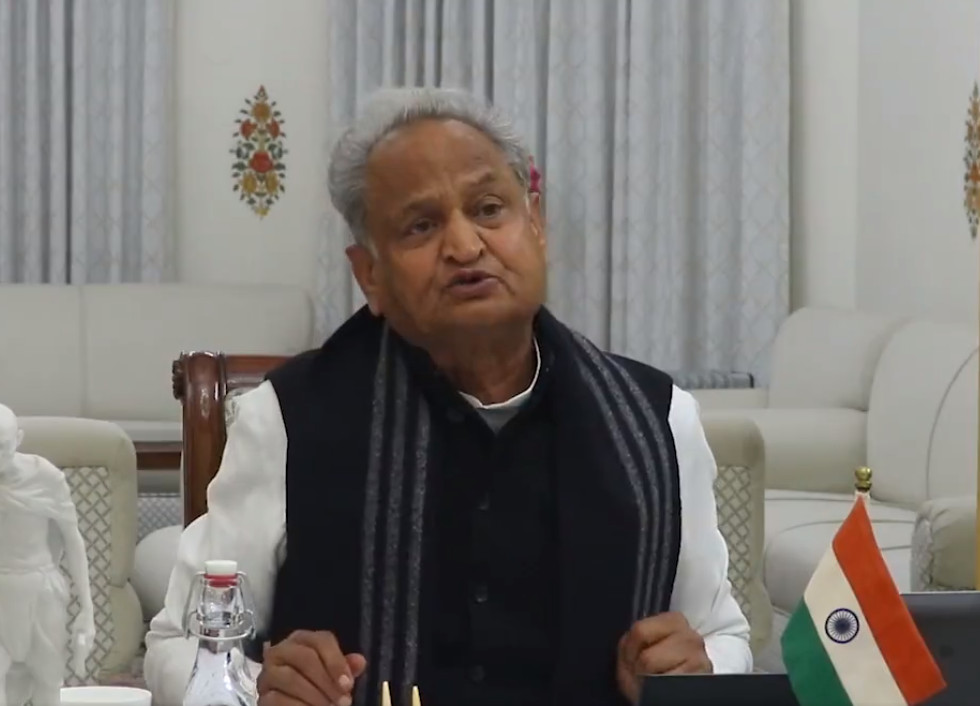 पीएम मोदी के साथ वीडियो कॉन्फ्रेंस के जरिए सीएम हाउस से जुड़े अशोक गहलोत।