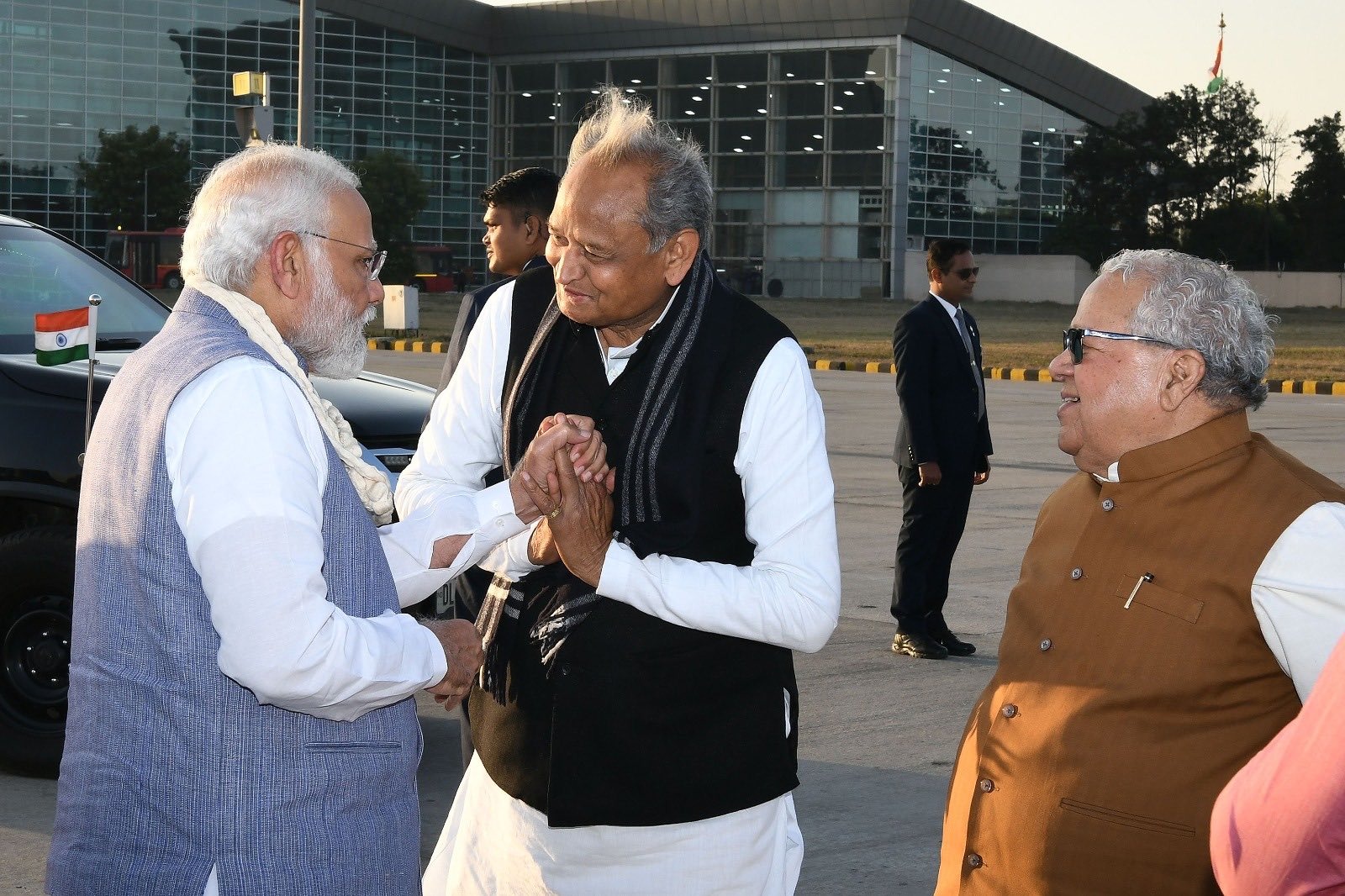 रविवार को जयपुर एयरपोर्ट पर पीएम मोदी को सी ऑफ करने के लिए पहुंचे सीएम अशोक गहलोत और राज्यपाल कलराज मिश्र पहुंचे।