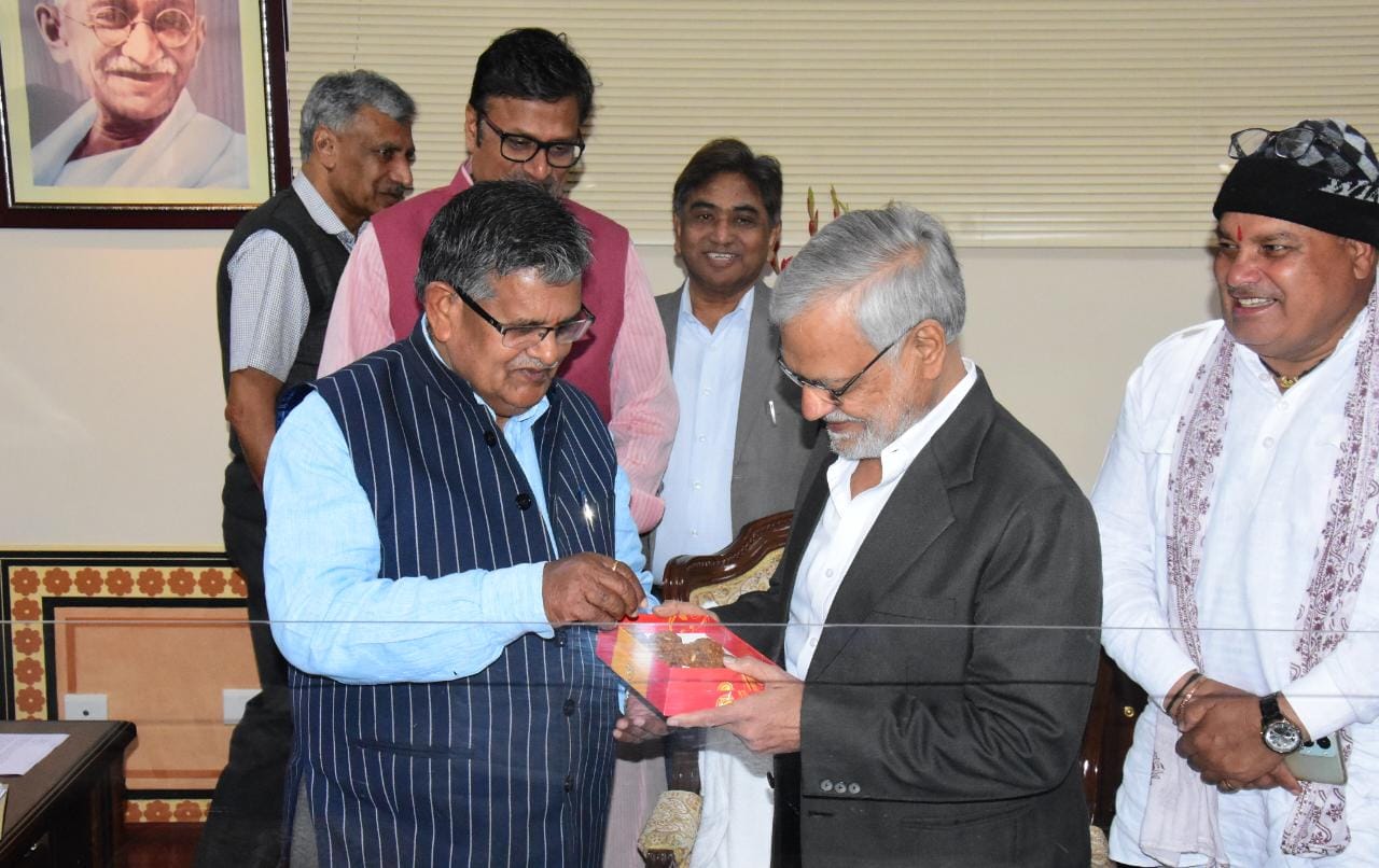 स्पीकर सीपी जोशी ने विधानसभा के अपने चैंबर में गुलाबचंद कटारिया को राज्यपाल बनने पर मिठाई खिलाकर स्वागत किया। जोशी ने सदन में भी कटारिया को बधाई दी। अलग-अलग पार्टियों में होने के बावजूद जाेशी और कटारिया एक-दूसरे का सम्मान करते रहे हैं।