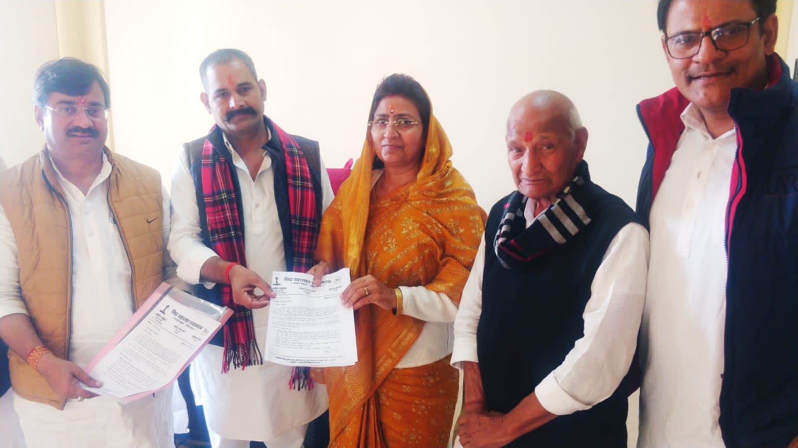 मंत्री शकुंतला रावत को विधानसभा में ज्ञापन सौंपते विभिन्न संगठनों के पदाधिकारी।