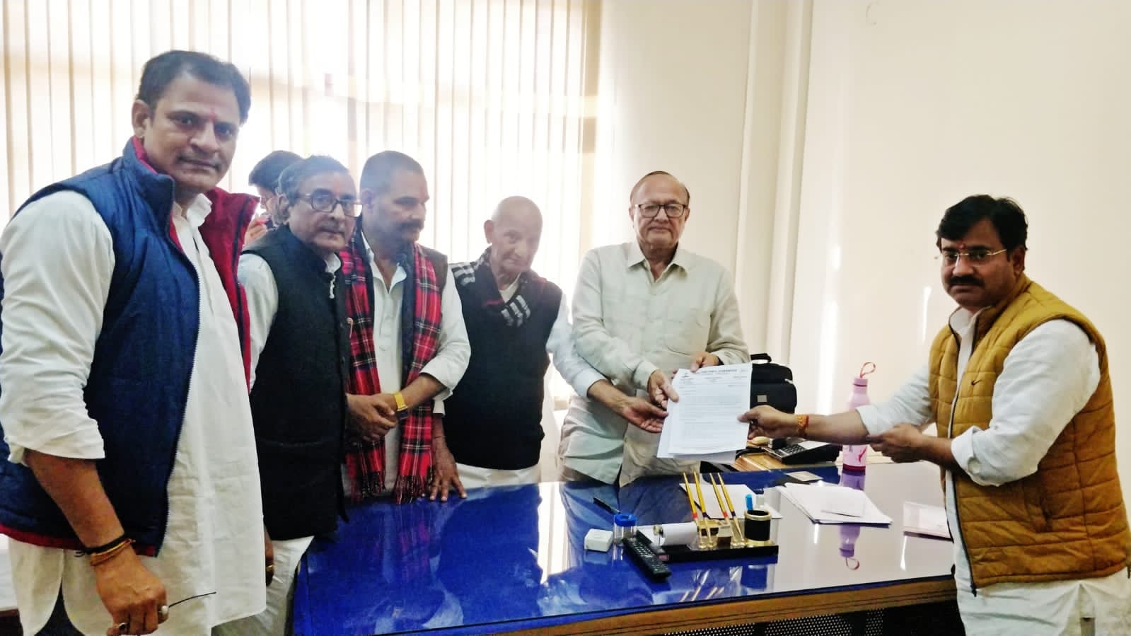 मंत्री बीडी कल्ला को ज्ञापन सौंपते समाज के लोग।