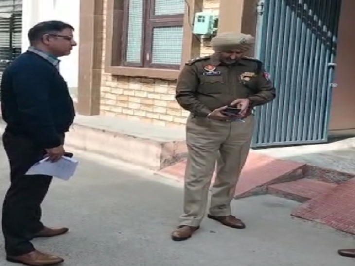 लुधियाना पुलिस की गैंगस्टरों के घर दबिश: बंबीहा और लारेंस गिरोह के गुर्गों की तालाश जारी 2 उच्चाधिकारी रेड करने पहुंचे।
