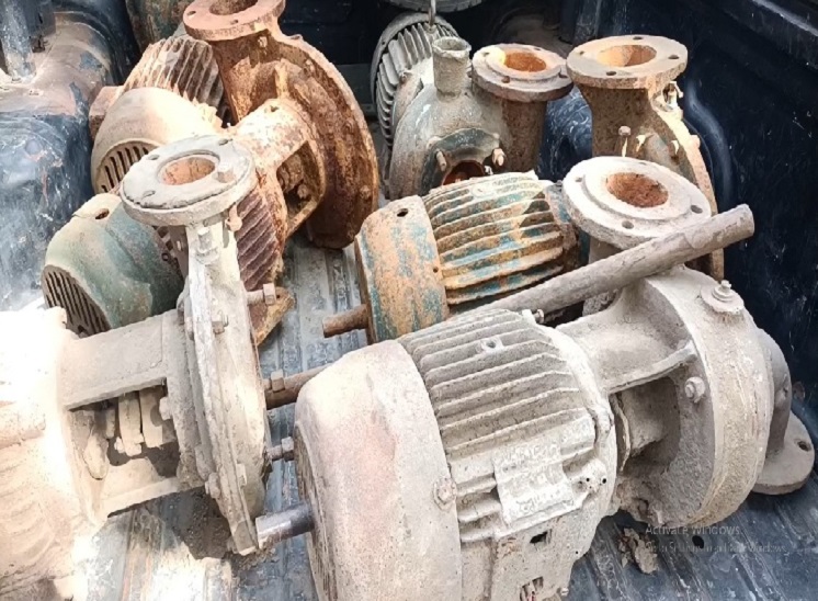 लुधियाना में चोर गिरोह के 2 सदस्य गिरफ्तार: खेतों से मोटरों को बनाते निशाना, पैसे के लिए कबाड़ी को बेचते 2 लुधियाना में चोरों से बरामद की गई मोटरें।