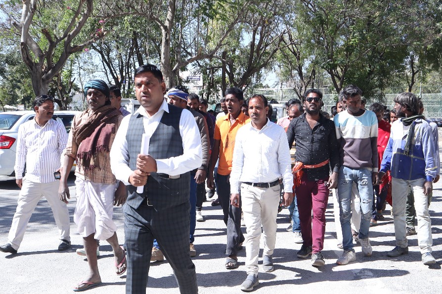 पसूंद सरपंच के खिलाफ मनमर्जी से डंपिंग यार्ड के संचालन के विरोध में ग्रामीण हुए एकजुट।  - Dainik Bhaskar