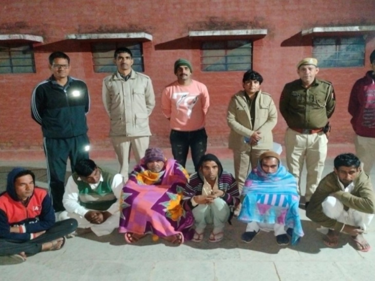 भिरानी पुलिस ने मंगलवार रात मुखबिर की सूचना पर गांव साहुवाला में दबिश देकर ताश के पत्तों पर जुआ खेल रहे 6 लोगों को हजारों रुपयों की जुआ रकम सहित गिरफ्तार किया। - Dainik Bhaskar
